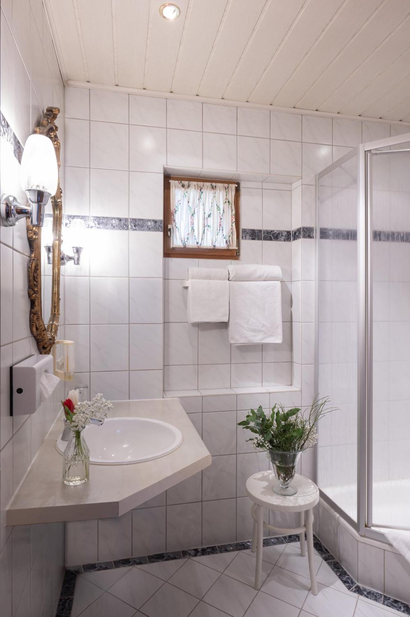 Landhotel 3Kronen Adelsdorf Екстериор снимка